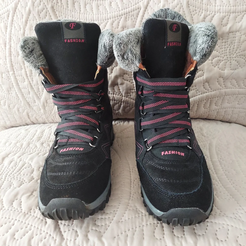 Womans waterproof fur lined anti slip rubber sole boots Size euro 39 us 8
